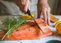 Receta e thjeshë dhe e shijshme e antipastave me salmon