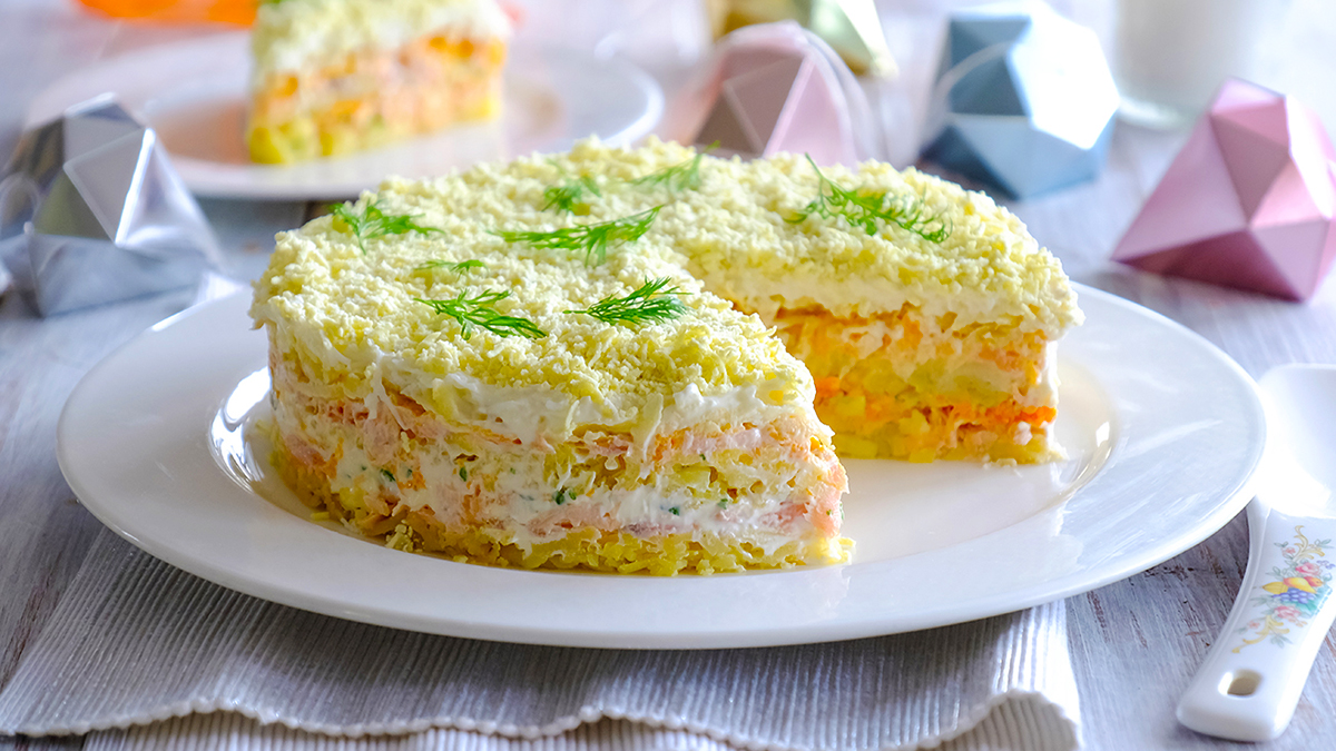 Sallata Mimoza me Patate dhe Peshk Ton – Shije në Tryezë