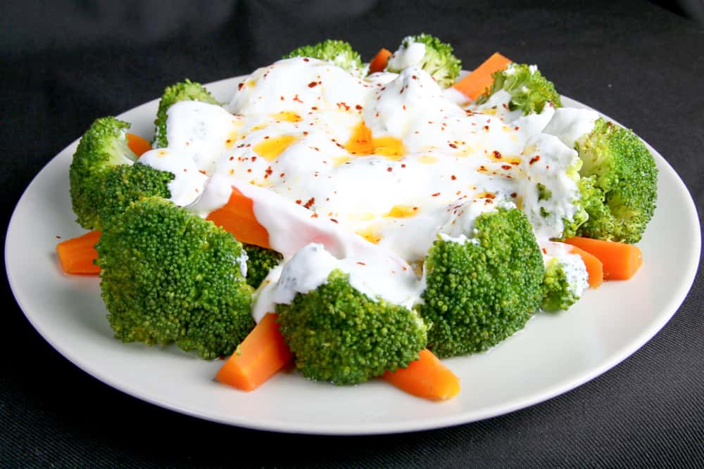 Sallatë me brokoli dhe salcë kosi