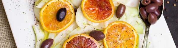 Sallatë me portokall, finok dhe ullinj të zi