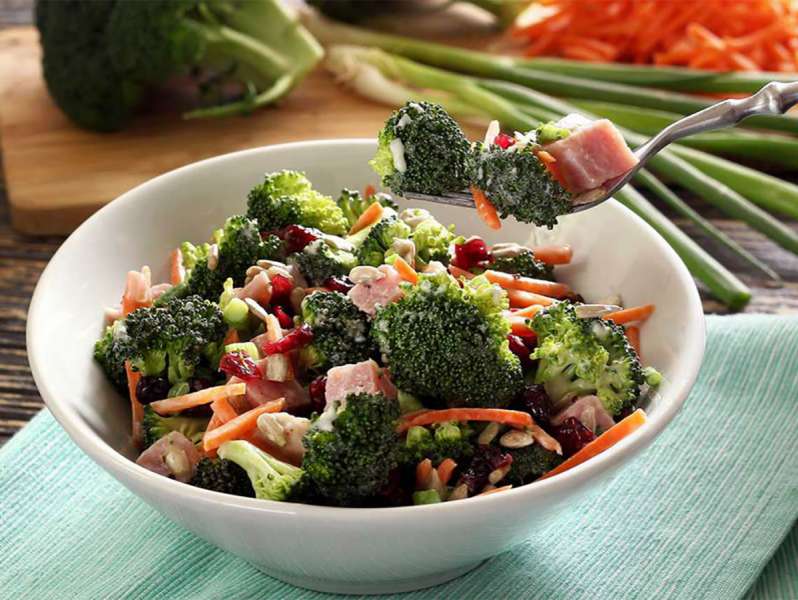 Sallate me proshutë, brokoli dhe fruta të thata