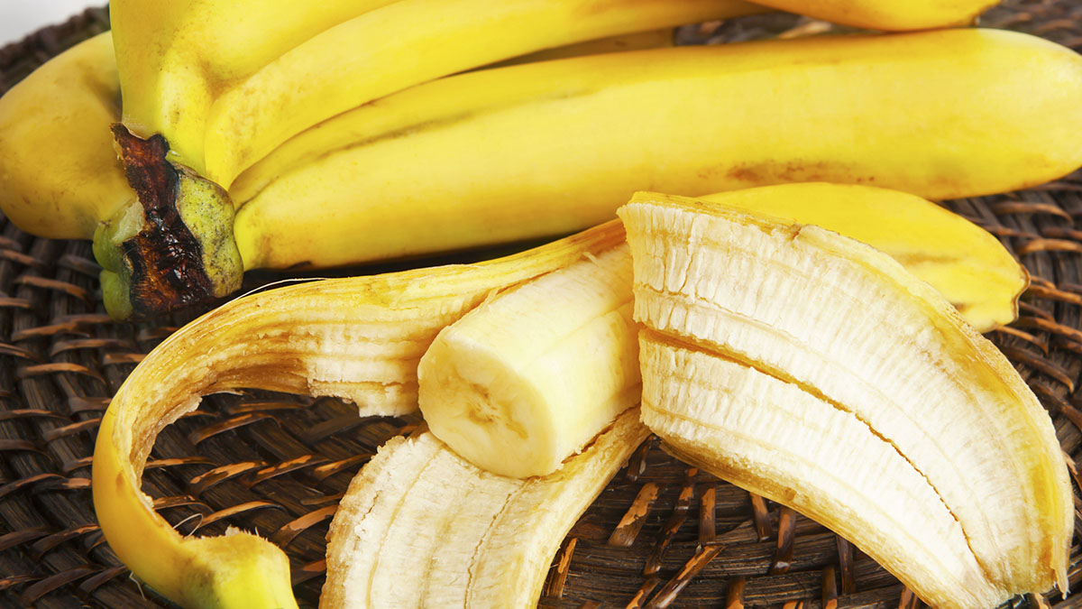 Si të Përdorni Lëkurën e Bananes për Rininë e Fytyrës