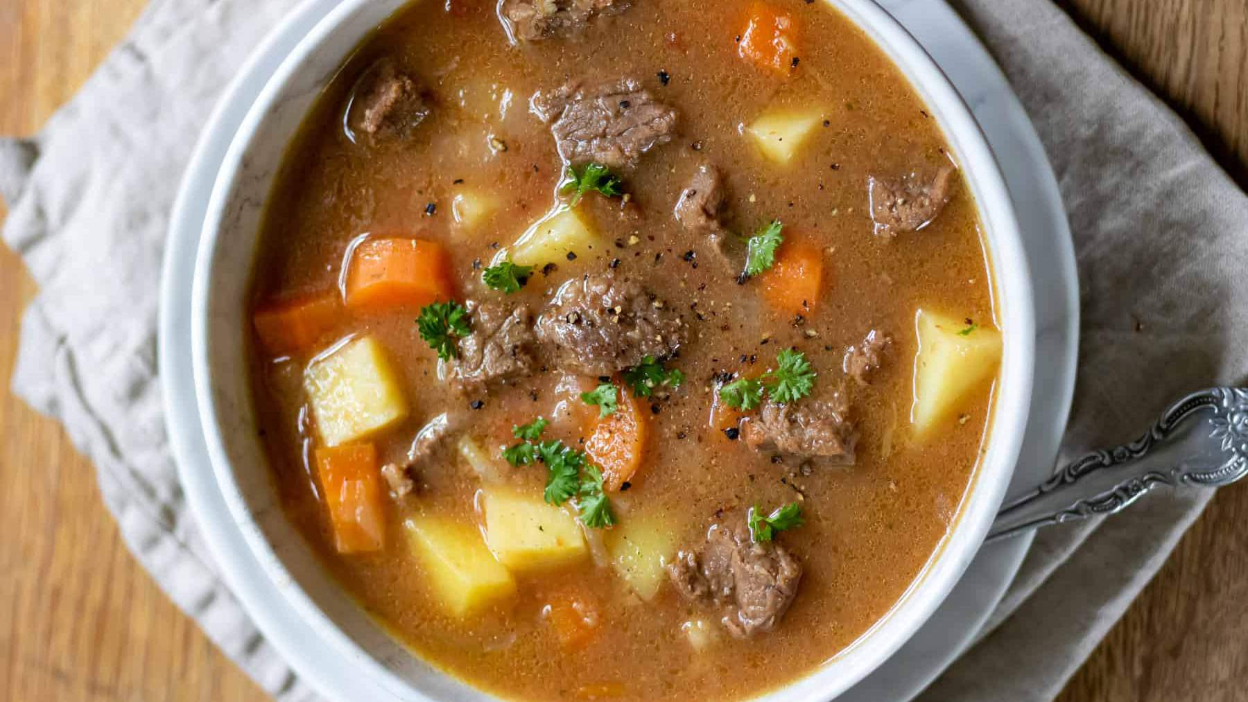 Supë e Ngrohtë me Mish Viçi - Perfekte Për Ditë të Ftohta