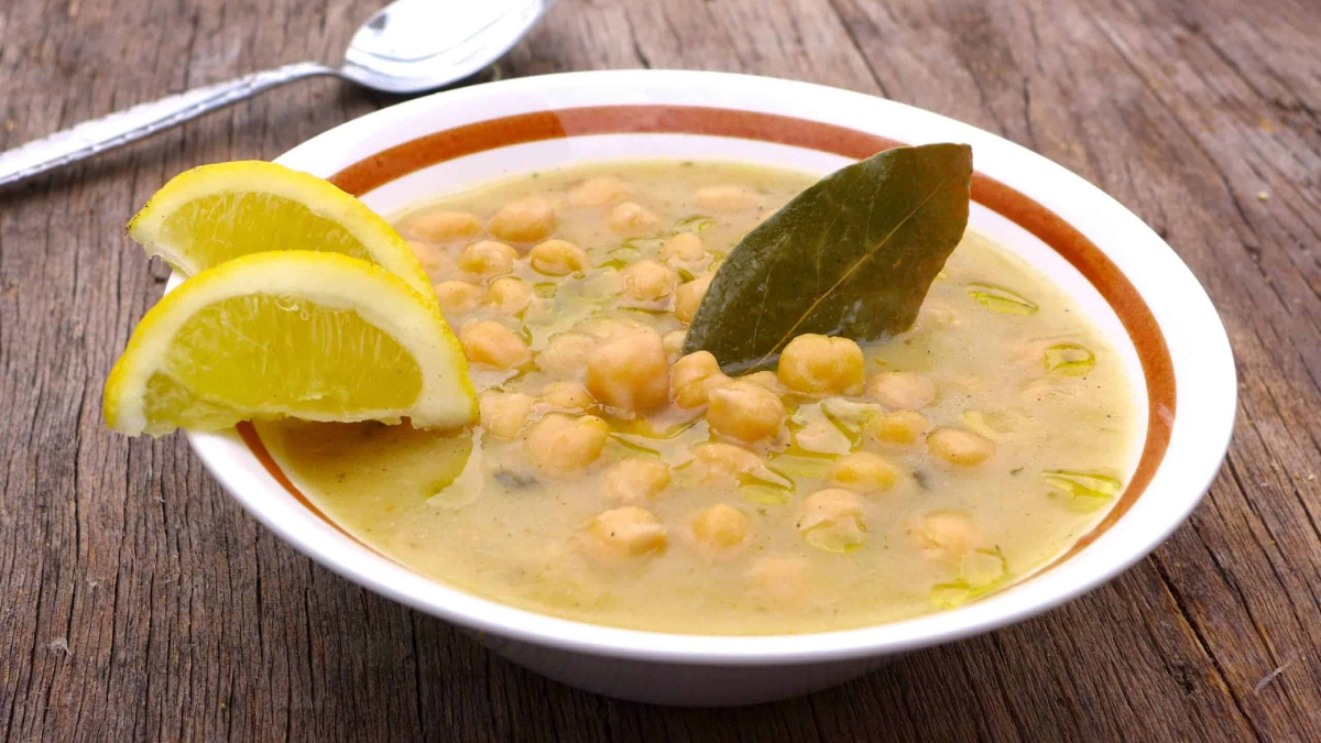Supë e Ngrohtë me Qiqra – Receta më e Shijshme e Stinës
