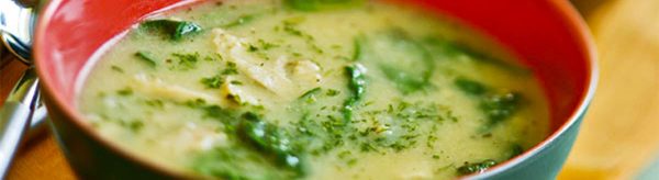 Supë e Ngrohtë me Spinaq dhe Oriz - E Shijshme Plot Shëndet