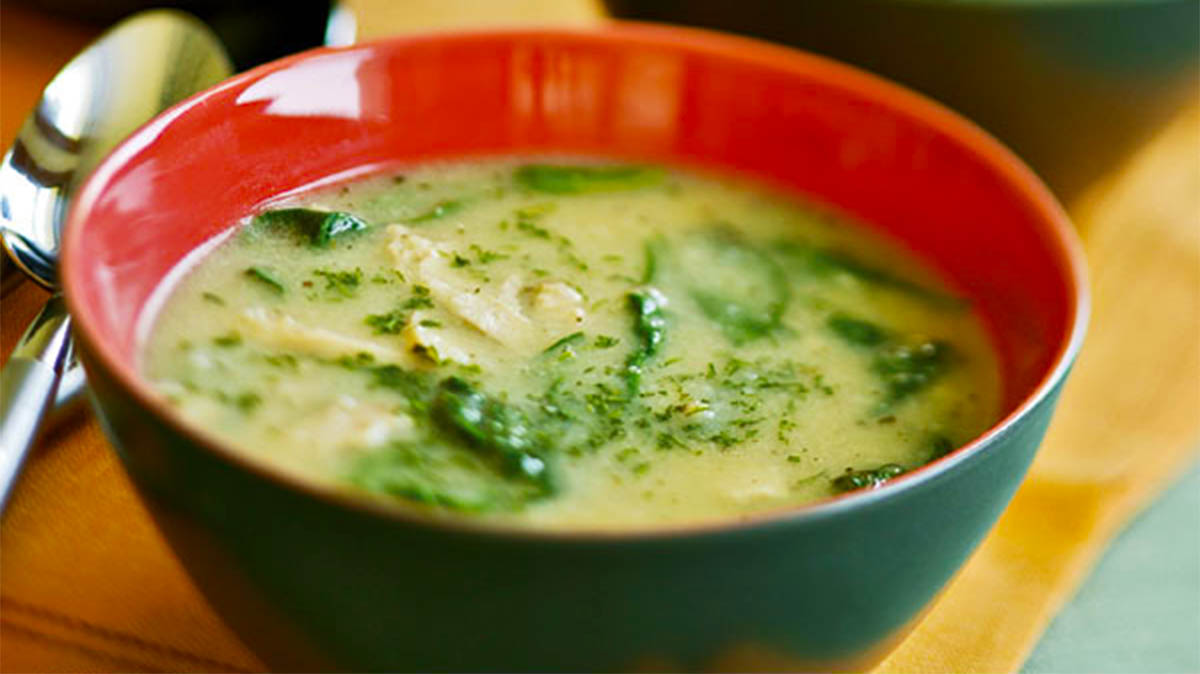Supë e Ngrohtë me Spinaq dhe Oriz - E Shijshme Plot Shëndet