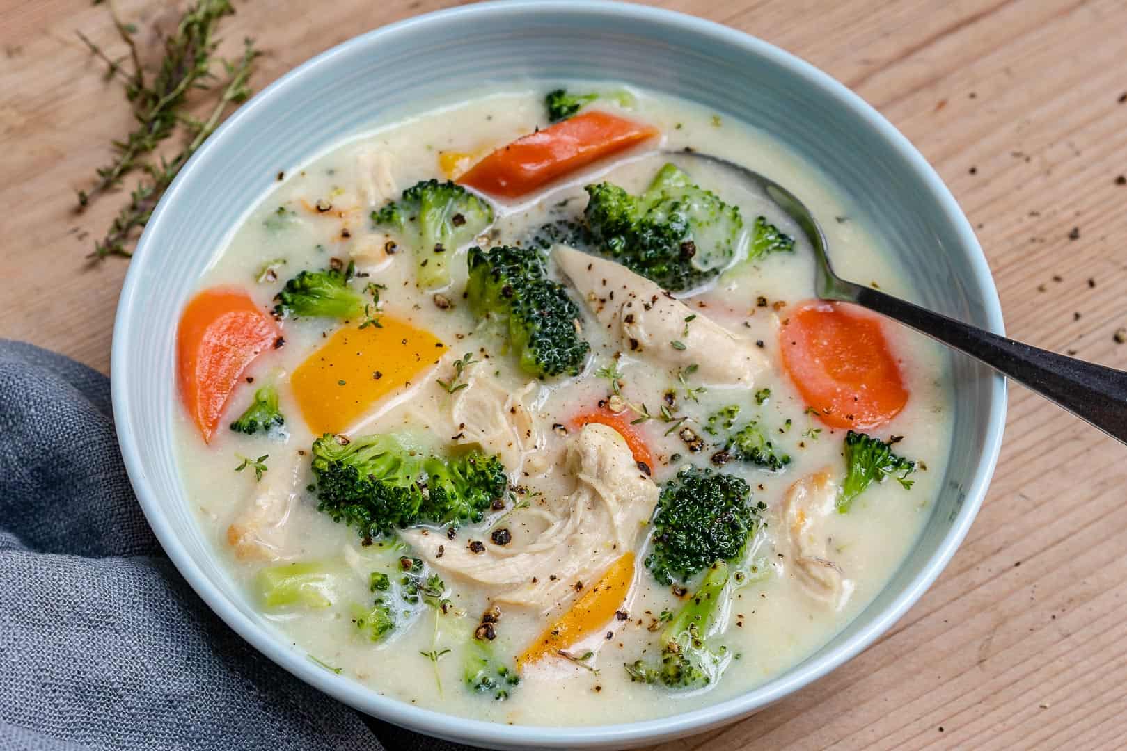 Supë me kofshë pule dhe brokoli