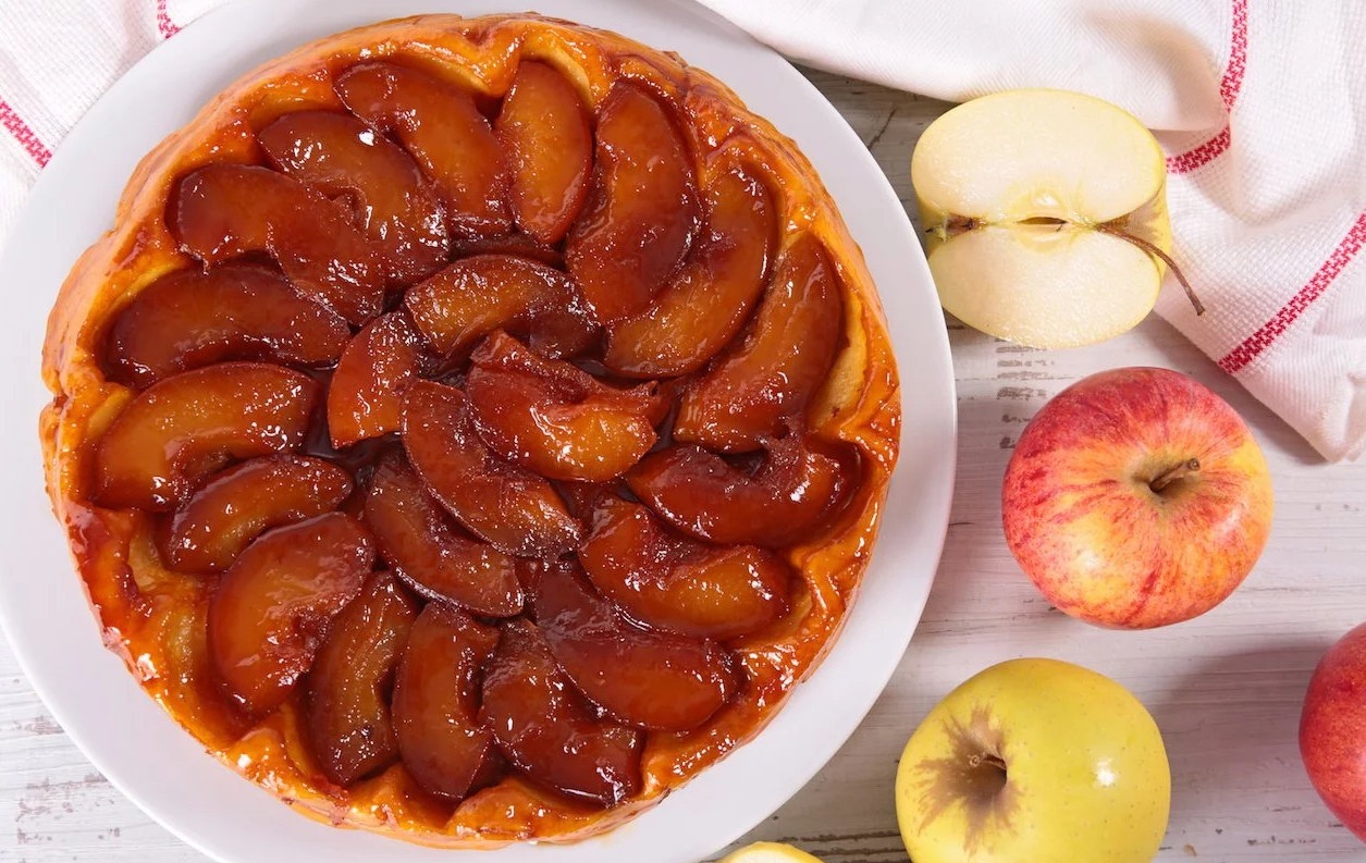 Tartë “kokëposhtë” me mollë – Delicious