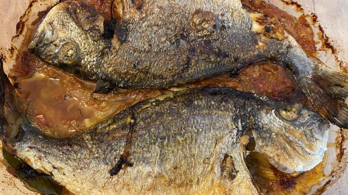 Tavë me Peshk dhe Perime - Shija e Vërtetë e Shëndetit