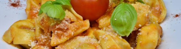 Tortellini me domate - Recetë italiane