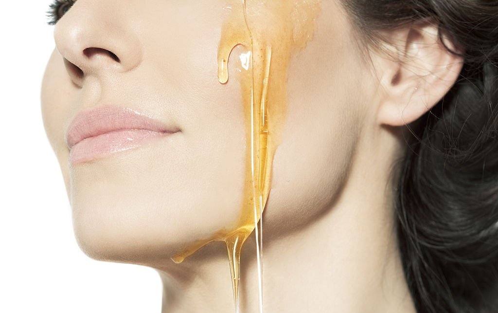 Trajtimet me Mjaltë për të Mbrojtur Fytyrën në Dimër