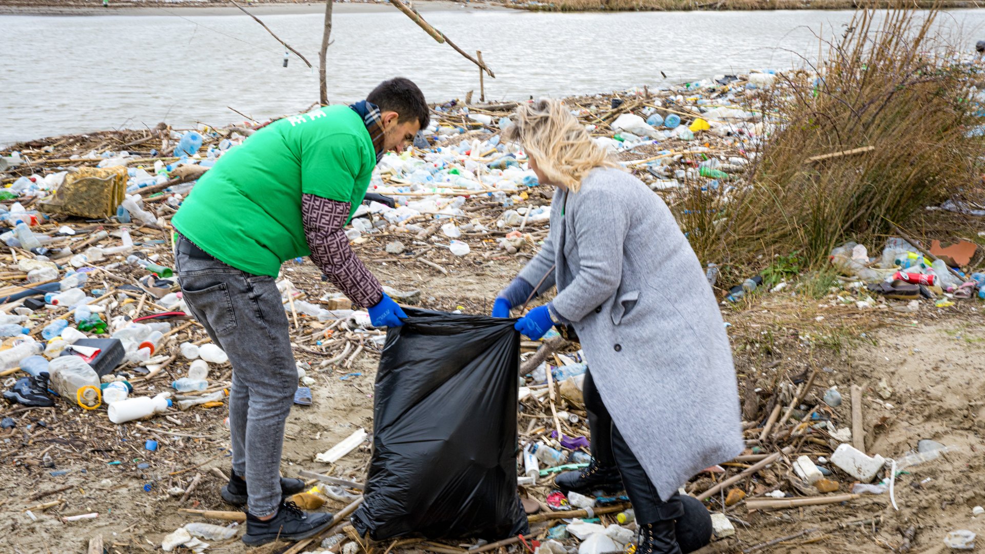 Aksion pastrimi në grykëderdhjen e lumit Ishëm, 560kg mbeturina u mblodhën nga studentët dhe gjimnazistët