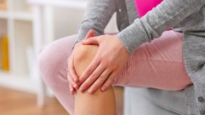 Dhimbja e Gjurit Gjatë Natës- Si ta Trajtoni në Shtëpi