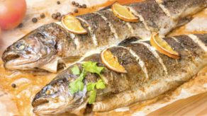 Disa Sekrete Kuzhine që Largojnë Aromën e Fortë të Peshkut
