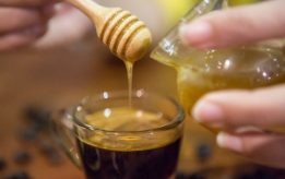 Kafe me Mjaltë - Shton Shijen dhe Lufton Virozat