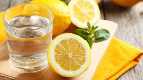 Nëse e konsumoni për të humbur peshë, njihuni me rreziqet e pirjes së ujit me limon çdo ditë