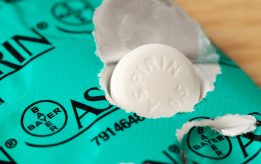 Pse Aspirina Nuk Rekomandohet më Nga Mjekët - Kush Nuk Duhet ta Marrë