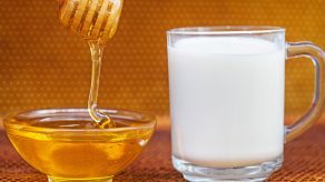 Qumësht dhe Mjaltë - Kombinimi që ju Duhet për Flokë të Plotë