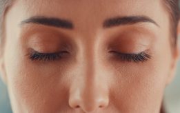 Sa Ndikon Mungesa e Gjumit në Shëndetin e Syve - Efektet në Shikim