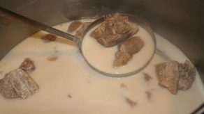 Supë me Mish Viçi Frikase - Receta për një Drekë të Shijshme