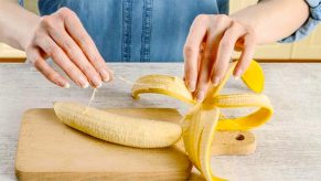 Arsyet Përse nuk Duhet t'i Hidhni Fijet e Bananeve