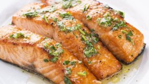 Salmon i Pjekur në Furrë me Erëza - Shije e Veçantë dhe Shëndet