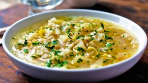 Supë e Ngrohtë me Presh dhe Oriz - Shije dhe Shëndet në Tryezë