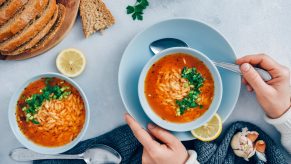 Supë me Kritharaqe – Receta e Ngrohtë e Dimrit