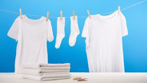 Këshilla: Si Të Lani Rrobat e Bardha Në Mënyrën Më Të Mirë