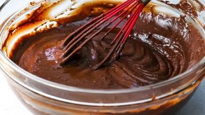 Krem i Ngrohtë me Çokollatë dhe Vanilje - Ëmbëlsi e Parezistueshme