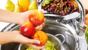 Si të Mbroheni nga Pesticidet te Frutat dhe Perimet - Mënyrat më të Mira të Pastrimit