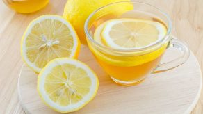 Uji i Ngrohtë me Limon Përpara Gjumit – Rastet Shëndetësore Kur Nuk Duhet Pirë